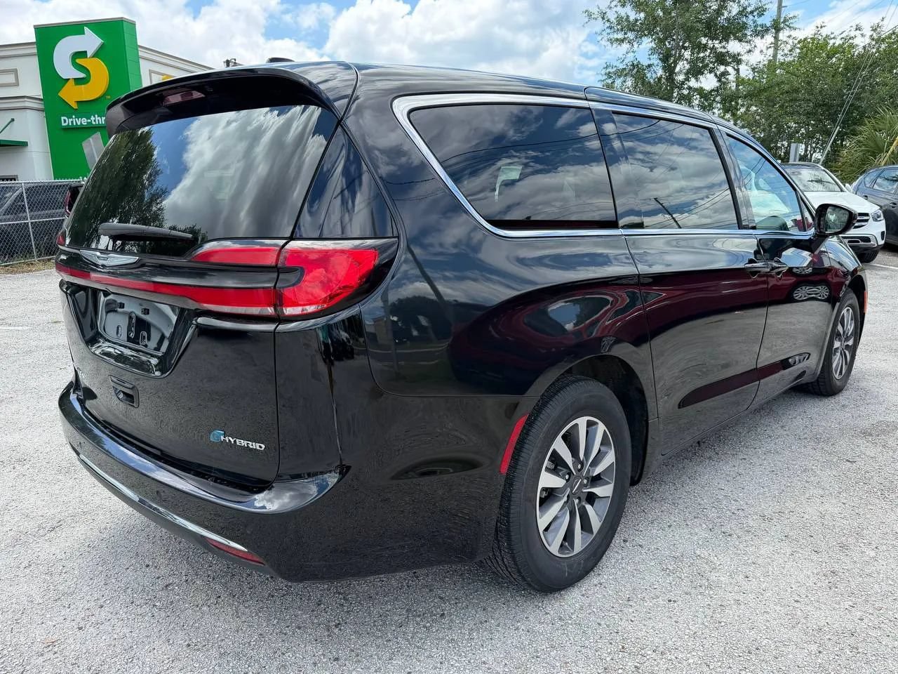 Used 2024 Chrysler Pacifica Limited FWD image 4