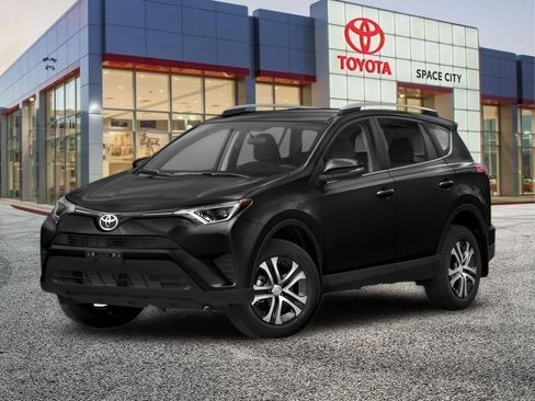 Used 2018 Toyota RAV4 LE FWD image 2
