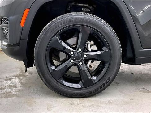 Used 2023 Jeep Grand Cherokee Altitude AWD/4WD image 10