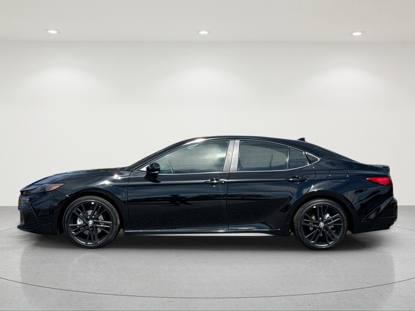 Used 2026 Toyota Camry Hybrid w/ Convenience Package FWD image 3