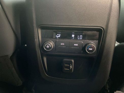 Used 2024 Buick Enclave Essence AWD/4WD image 13