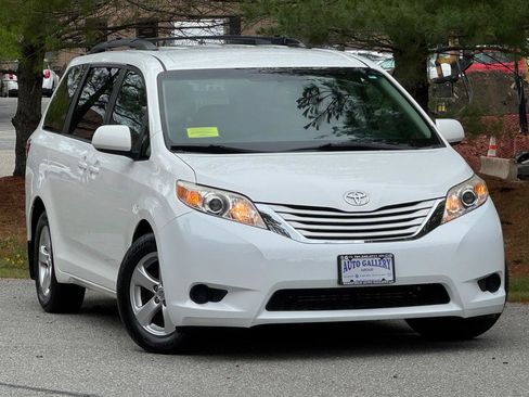 Used 2017 Toyota Sienna LE FWD image 1