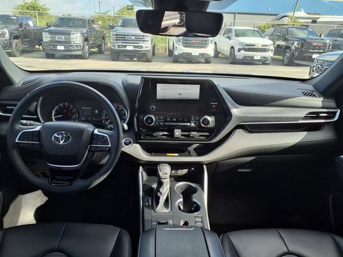 Used 2024 Toyota Highlander XSE FWD image 3
