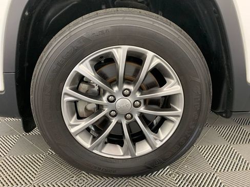 Used 2019 Jeep Cherokee Latitude Plus w/ Comfort/Convenience Group AWD/4WD image 11