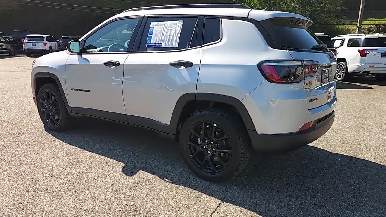 Used 2026 Jeep Compass Latitude AWD/4WD image 4