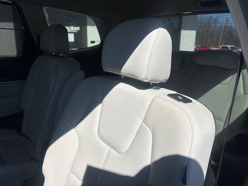 Used 2024 Kia Telluride EX w/ EX Captain's Chair Package image 5