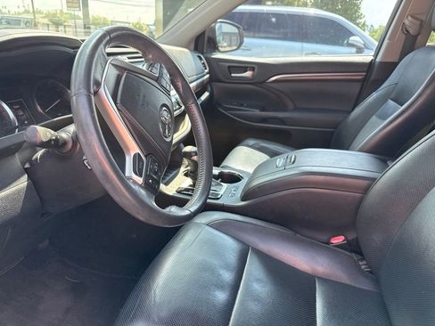 Used 2014 Toyota Highlander Limited w/ Driver Technology Package FWD image 2