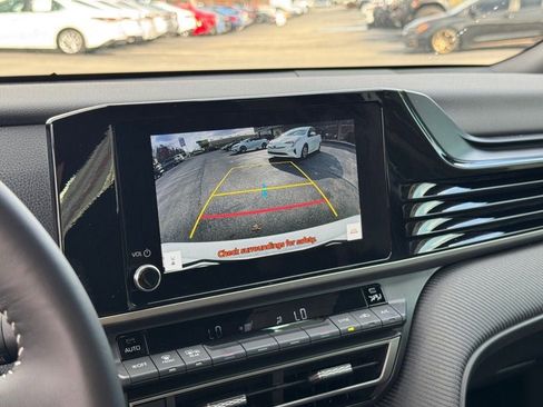 Used 2025 Toyota Camry SE w/ Convenience Package image 29