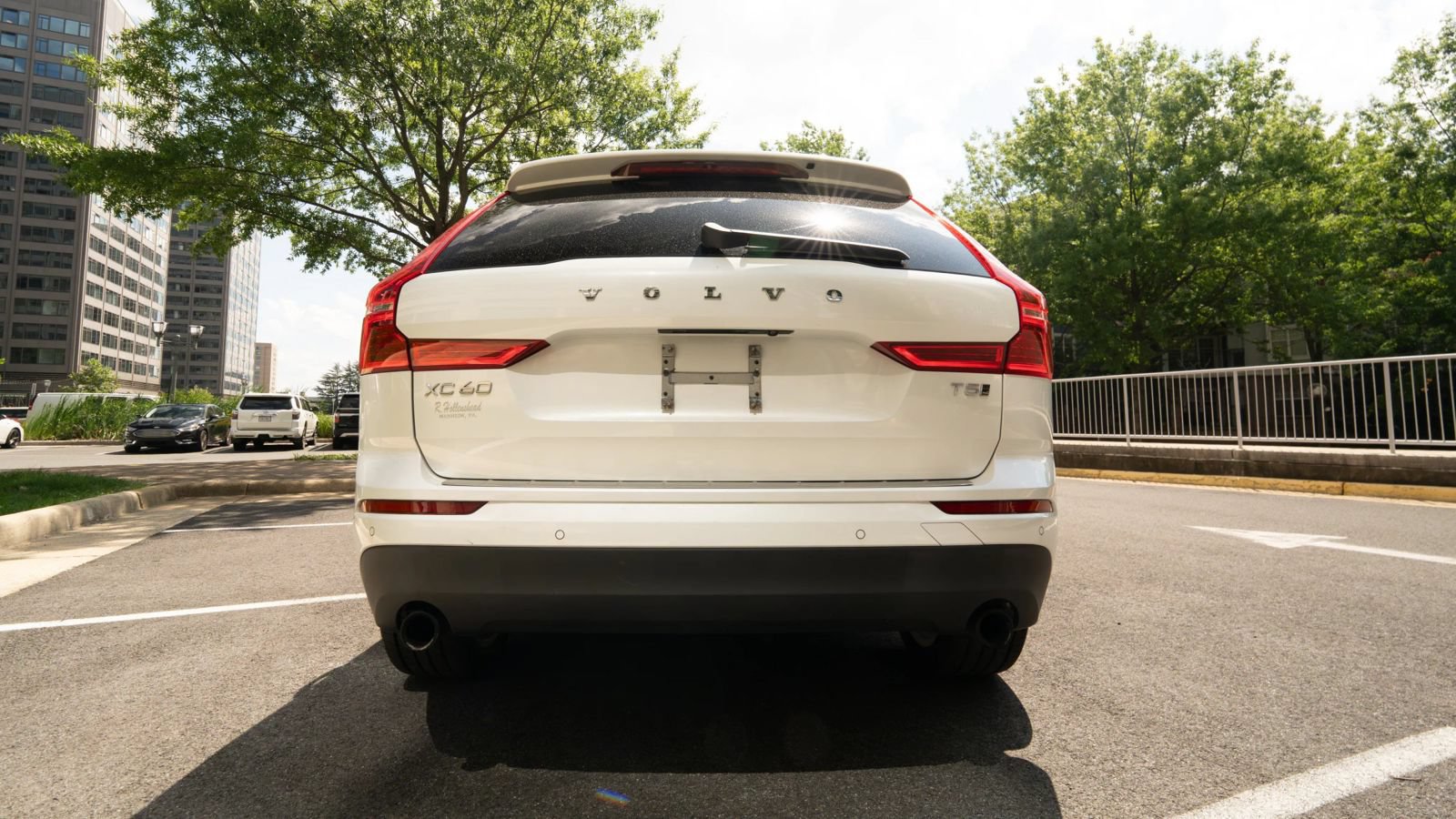Used 2019 Volvo XC60 T5 Momentum w/ Multimedia Package AWD/4WD image 4