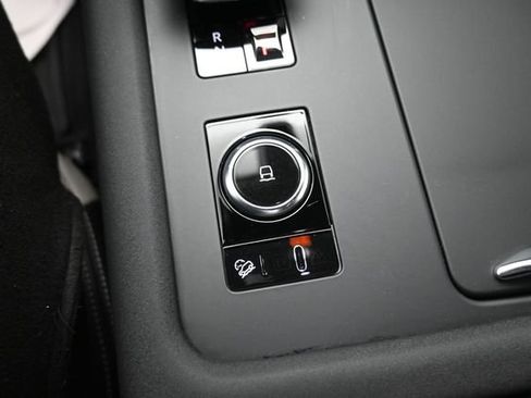 Used 2024 Land Rover Discovery Metropolitan Edition AWD/4WD image 16