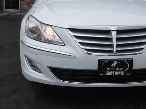 Used 2014 Hyundai Genesis 3.8 RWD image 3