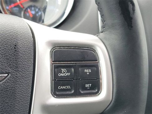 Used 2016 Chrysler Town & Country Touring-L w/ Driver Convenience Group image 22