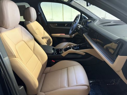 Certified 2025 Porsche Cayenne AWD/4WD image 22