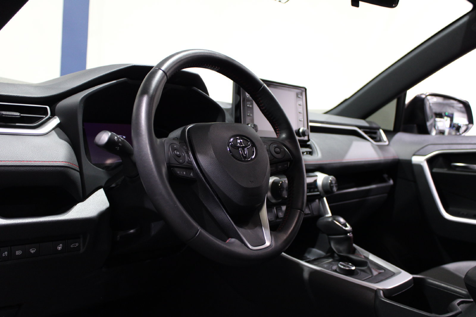 Used 2022 Toyota RAV4 SE w/ Weather & Moonroof Package AWD/4WD image 23