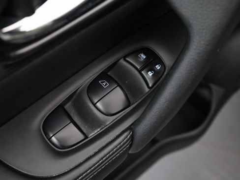 Used 2020 Nissan Rogue SV w/ Premium Package image 12