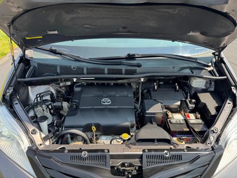 Used 2014 Toyota Sienna L FWD image 17