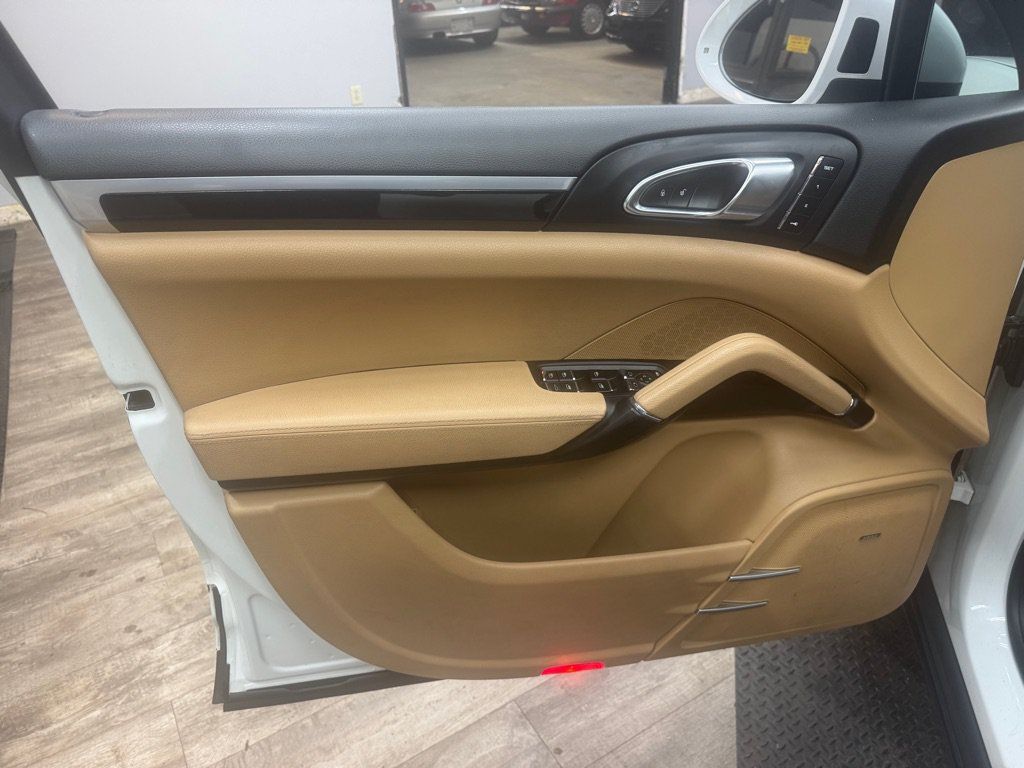 Used 2016 Porsche Cayenne AWD/4WD image 10