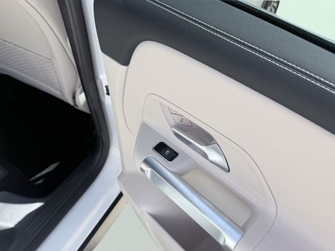 Used 2025 Mercedes-Benz GLB 250 image 36