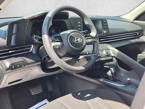 Used 2025 Hyundai Elantra SE FWD image 9