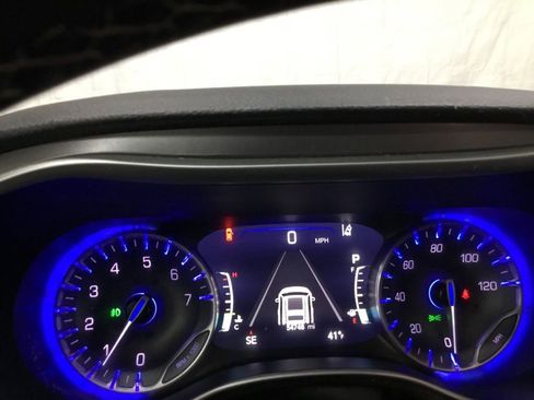 Used 2024 Chrysler Pacifica Touring-L AWD/4WD image 34