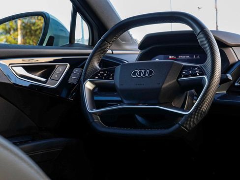 Used 2025 Audi Q4 e-tron Premium image 23