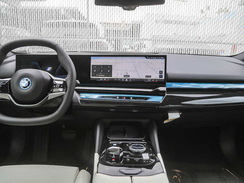 New 2026 BMW i5 eDrive40 w/ Premium Package image 9