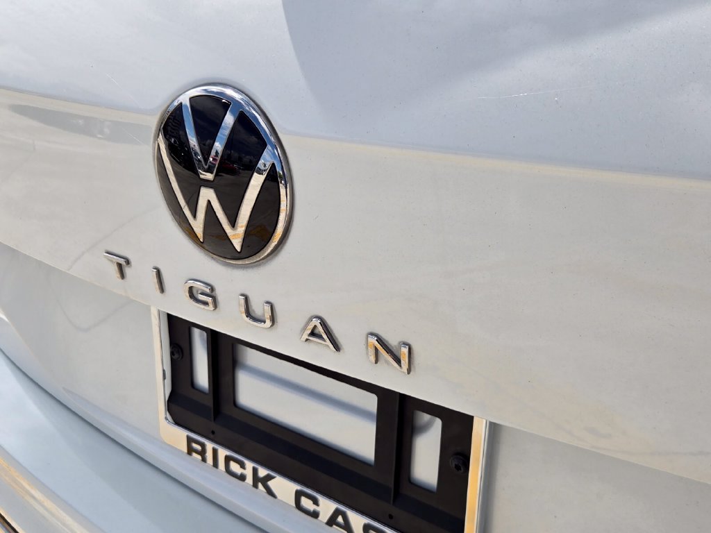 Certified 2023 Volkswagen Tiguan SE R-Line FWD image 15