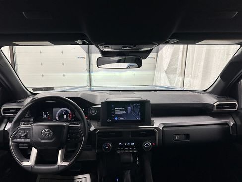 Used 2025 Toyota 4Runner SR5 AWD/4WD image 40