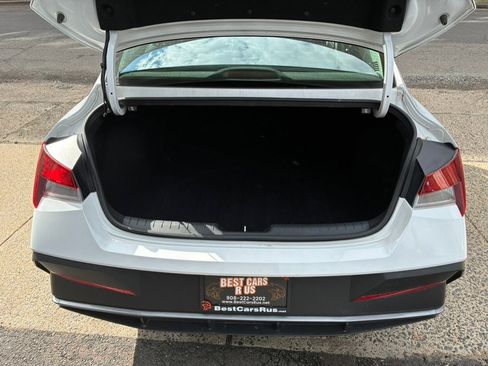 Used 2024 Hyundai Elantra SEL FWD image 7