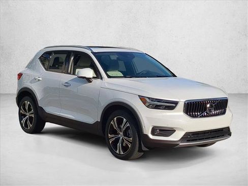 Used 2022 Volvo XC40 T4 Inscription w/ Advanced Package image 3