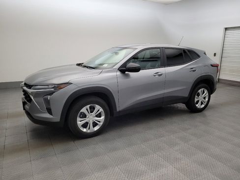 Used 2025 Chevrolet Trax LS FWD image 2