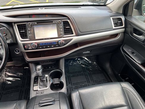 Used 2017 Toyota Highlander XLE w/ Carpet Mat Package AWD/4WD image 38