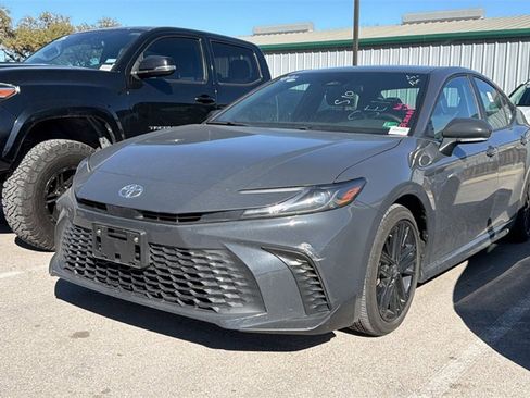 Used 2025 Toyota Camry SE image 15