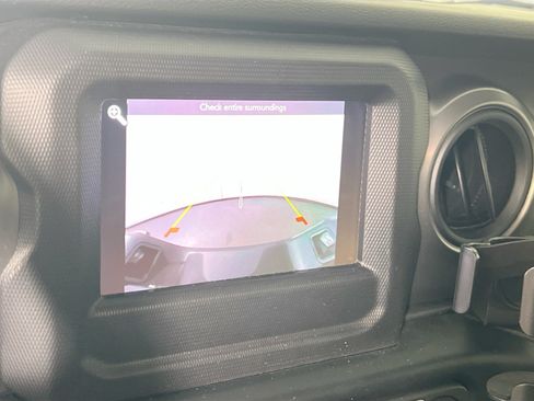 Used 2023 Jeep Gladiator Sport AWD/4WD image 13