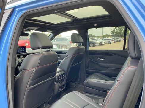 Used 2025 Honda Pilot TrailSport image 16