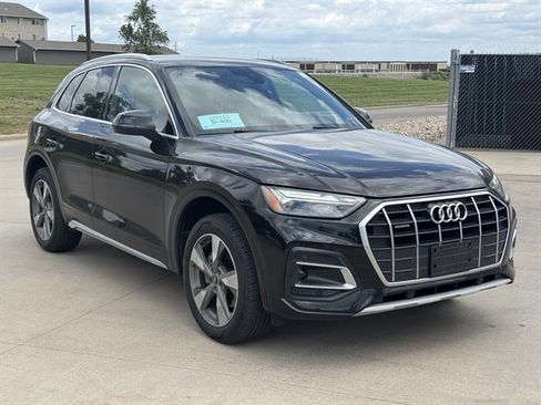 Used 2023 Audi Q5 2.0T Premium w/ Convenience Package AWD/4WD image 2