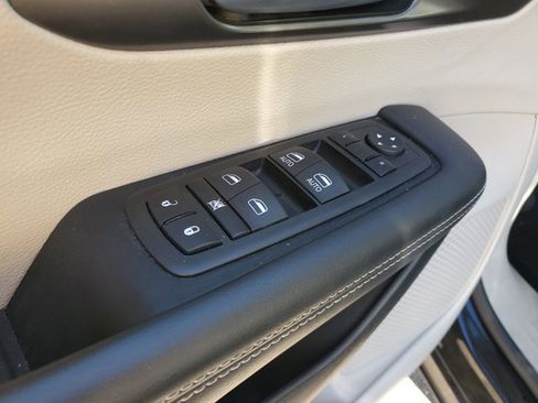 Used 2024 Chrysler Pacifica Touring-L image 27