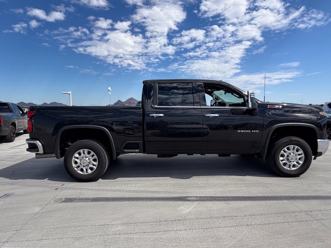 Used 2025 Chevrolet Silverado 3500 LTZ w/ LTZ Convenience Package AWD/4WD image 3