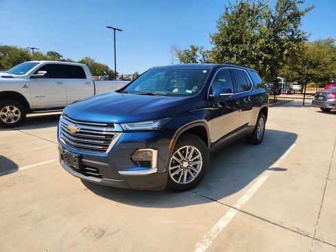 Used 2023 Chevrolet Traverse LT FWD image 2