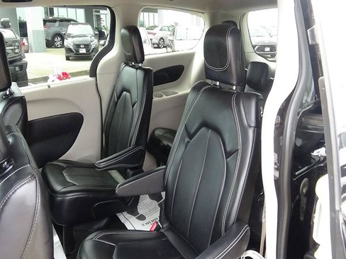 Certified 2024 Chrysler Pacifica Touring-L FWD image 11