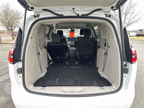 Used 2024 Chrysler Pacifica Select image 12