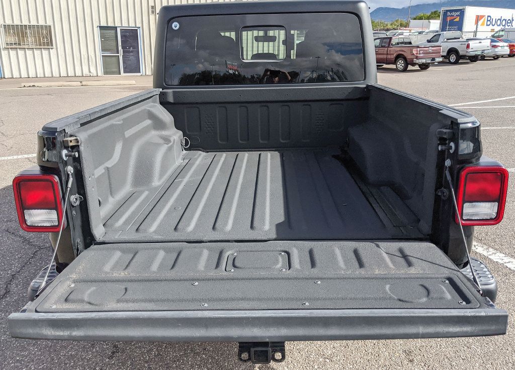 Used 2023 Jeep Gladiator Rubicon w/ Cold Weather Group AWD/4WD image 16