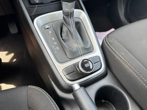 Used 2025 Hyundai Venue SEL FWD image 47