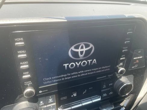 Used 2022 Toyota Highlander LE AWD/4WD image 3