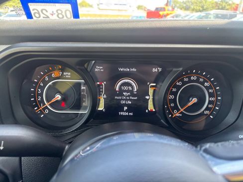 Used 2025 Jeep Wrangler Unlimited Sahara AWD/4WD image 40