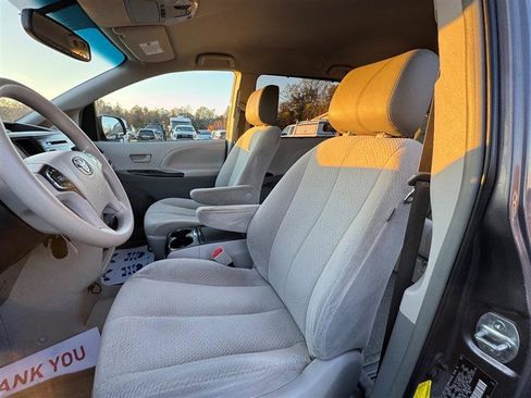 Used 2013 Toyota Sienna LE image 38