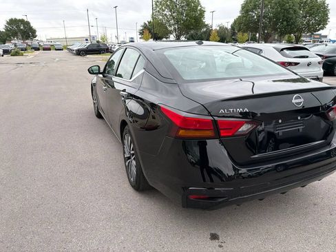 Used 2025 Nissan Altima 2.5 SV FWD image 10