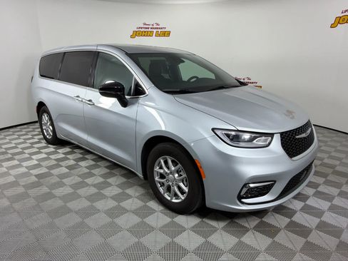 Used 2026 Chrysler Pacifica Select FWD image 8