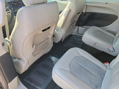 Used 2021 Chrysler Pacifica Touring-L image 10