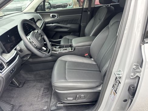 Certified 2025 Kia Sorento SX image 9
